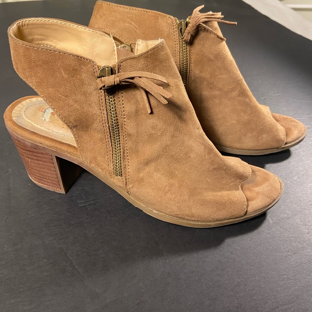 Adam Tucker Madie women’s size 9 peep toe booties